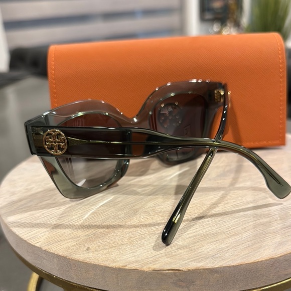 Tory Burch Green Sunglasses Bold Design with Dust Bag/ Case.TY201U 1941/11 49-2N - Picture 2 of 5